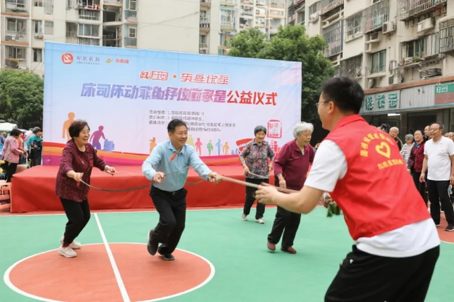 社区体育公益活动现场，志愿者与居民一起参与健康运动，氛围热烈
